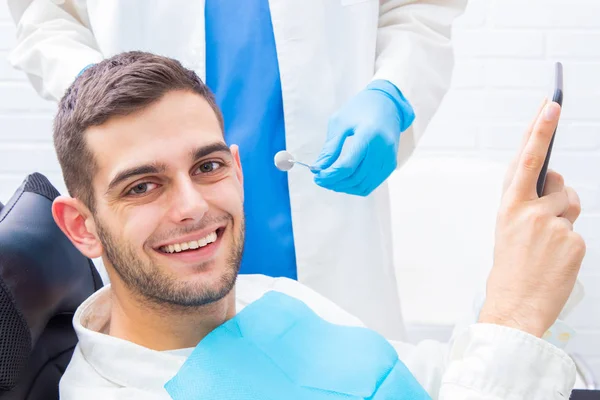 Paciente Consultório Odontológico Com Espelho — Fotografia de Stock