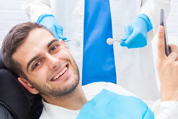 Pacjent Gabinecie Dentystycznym Lustrem — Zdjęcie stockowe