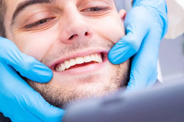 Dentysta Wykazujący Uśmiech Lub Zęby Pacjenta — Zdjęcie stockowe