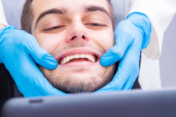 Tandarts Tonen Van Patiënt Glimlach Tanden — Stockfoto