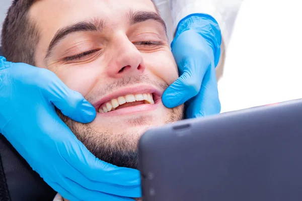 Tandarts Tonen Van Patiënt Glimlach Tanden — Stockfoto