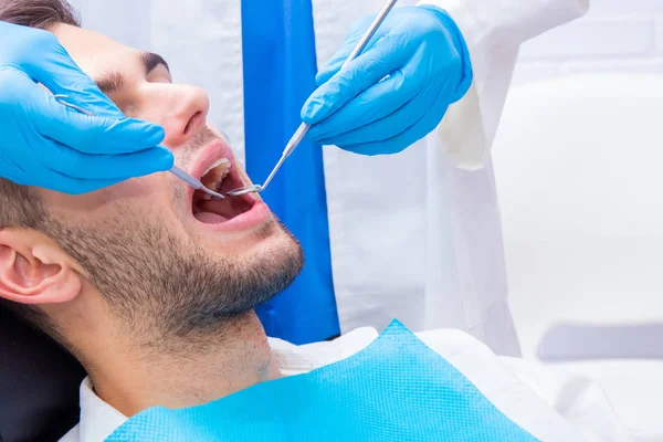 Tandarts Met Gereedschap Dat Aan Mond Van Patiënt Werkt — Stockfoto