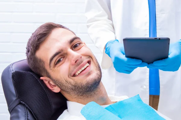 Lächelnder Patient Der Zahnklinik — Stockfoto