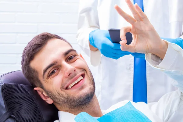 Paciente Sorrindo Clínica Odontológica — Fotografia de Stock