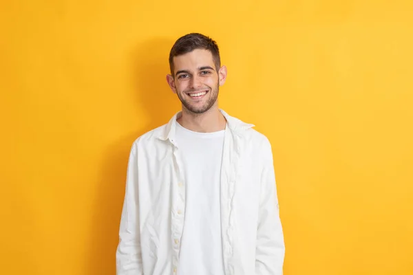 Retrato Sonriente Joven Color Fondo — Foto de Stock