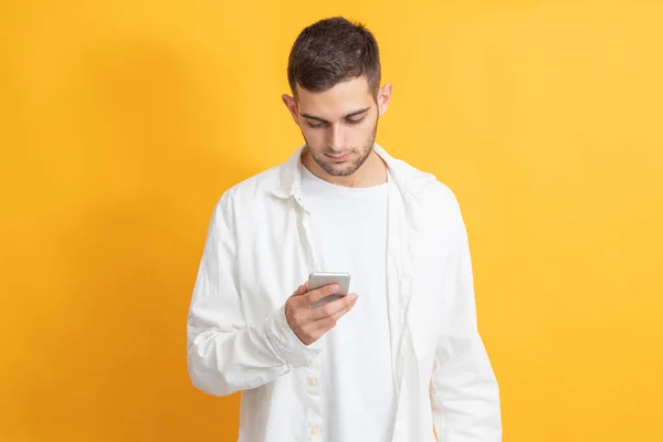 Portret Van Een Jonge Man Met Mobiele Telefoon Een Achtergrond — Stockfoto