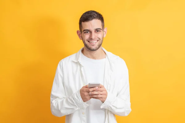 Portret Van Een Jonge Man Met Mobiele Telefoon Een Achtergrond — Stockfoto