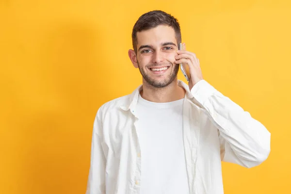 Retrato Hombre Joven Con Teléfono Móvil Sobre Fondo Color —  Fotos de Stock