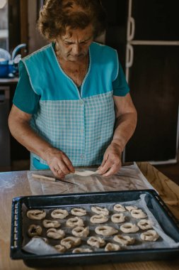 Kadın mutfakta tatlı ya da tatlı hazırlıyor.