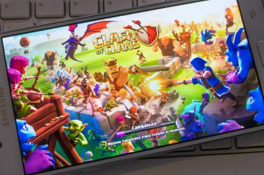 Galiçya, İspanya - 31 Ekim 2019: Çatışan Klanlar Oyunu ile cep telefonu ana ekranında yükleniyor