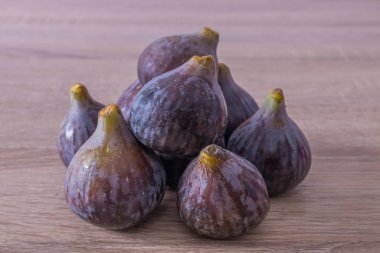 Tahtada toplanmış doğal siyah incirler.