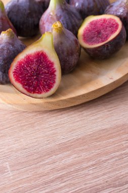 Tahtada toplanmış doğal siyah incirler.