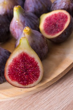 Tahtada toplanmış doğal siyah incirler.