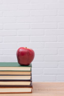 Yığılmış kitapların üzerinde doğal kırmızı elma