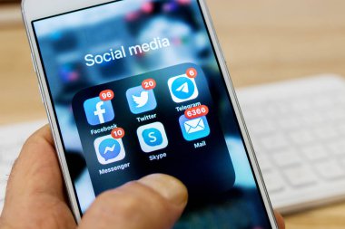 Galiçya, İspanya - 03 Kasım 2019: ekranda mesajlı telefon ve sosyal medya uygulama simgeleri