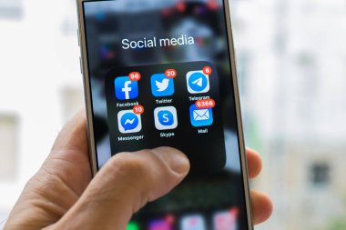 Galiçya, İspanya - 03 Kasım 2019: cep telefonu ve Facebook, Twitter, Telegram, Messenger, Skype ve bildirim içeren posta uygulamaları