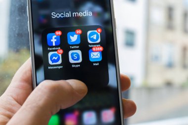 Galiçya, İspanya - 03 Kasım 2019: cep telefonu ve Facebook, Twitter, Telegram, Messenger, Skype ve bildirim içeren posta uygulamaları