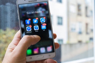 Galiçya, İspanya - 03 Kasım 2019: cep telefonu ve Facebook, Twitter, Telegram, Messenger, Skype ve bildirim içeren posta uygulamaları