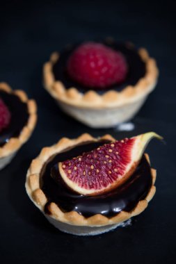 İncir ve çikolatalı meyveli kekler yakın plan.