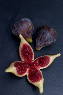 Siyah arkaplanda izole edilmiş doğal siyah incirler