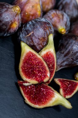 Siyah arkaplanda izole edilmiş doğal siyah incirler