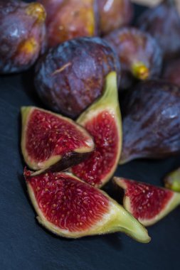 Siyah arkaplanda izole edilmiş doğal siyah incirler