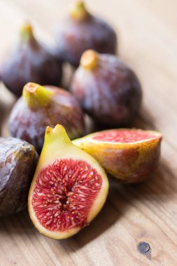 Eski ağaçlarda doğal siyah incirler