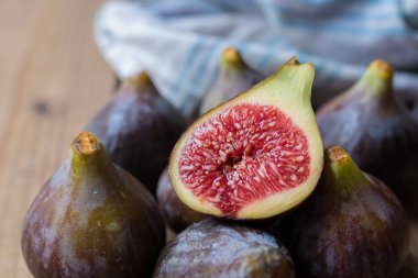 Eski ağaçlarda doğal siyah incirler