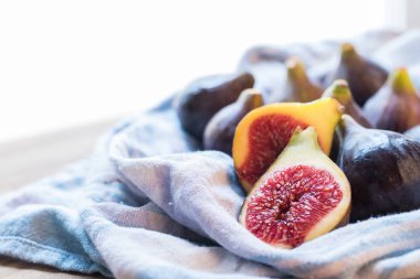 Doğal ışığı olan taze incirler.