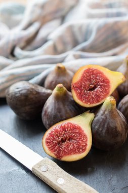 Taze ve olgun doğal incirler.