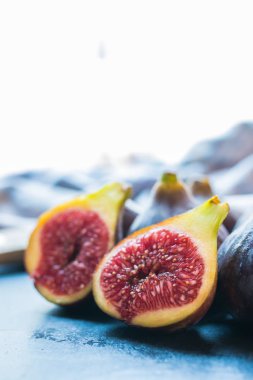 Doğal siyah incirler grupça sunuluyor.