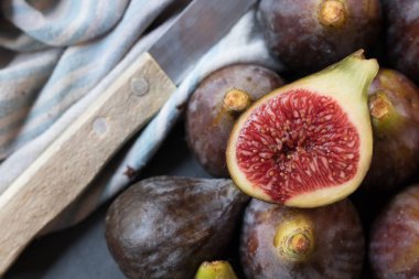 Doğal siyah incirler grupça sunuluyor.