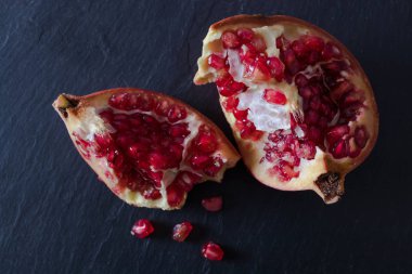 Siyah zemin üzerinde doğal olgun nar.