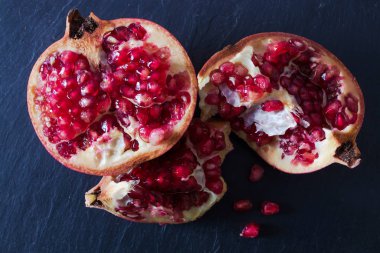 Siyah zemin üzerinde doğal olgun nar.