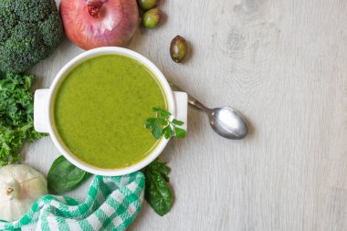 Doğal sebze kreması ya da püre tabağının en üst görüntüsü