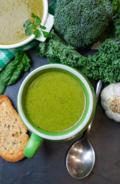 Saf yeşil sebze çorbası