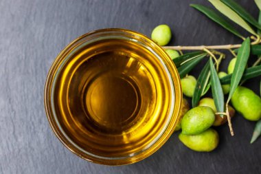 Doğal zeytin ve zeytin yapraklı ekstra saf zeytinyağlı kase.