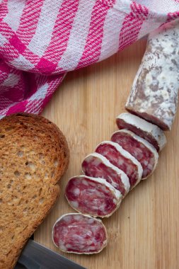 Tahta masa manzaralı et sosisleri.