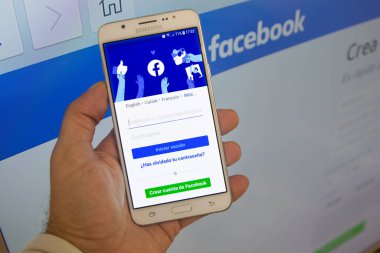 Galiçya, İspanya - 12 Kasım 2019: Facebook siteli cep telefonu ekranı
