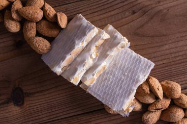 Geleneksel noel tatlısıyla bademli nugat.