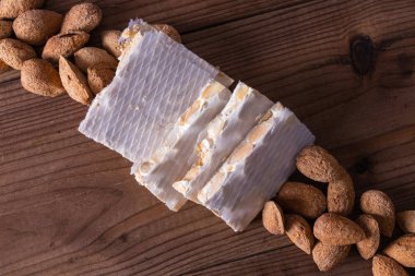 Geleneksel noel tatlısıyla bademli nugat.