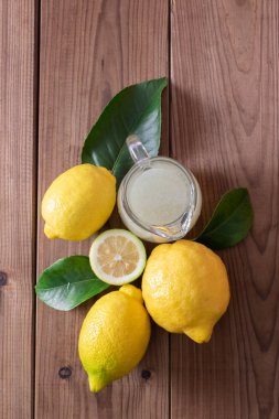 Yapraklı ve limonlu doğal limon manzarası