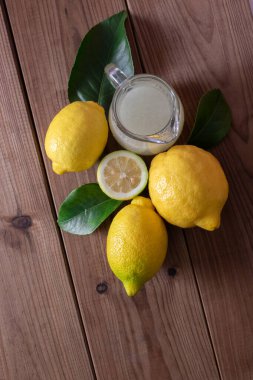 Yapraklı ve limonlu doğal limon manzarası