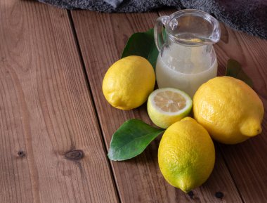 Yapraklı ve limonlu doğal limon manzarası
