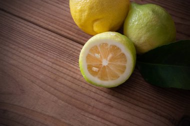 Köy tahtasında doğal limonlar