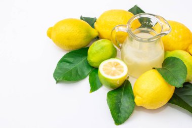 Doğal limon ve limon suyu izole edilmiş.