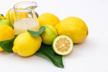 Beyaz arka planda doğal limon suyu