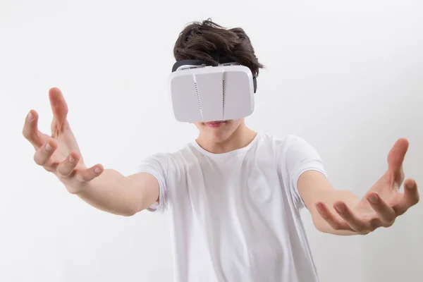 虚拟现实眼镜的年轻人 — 图库照片