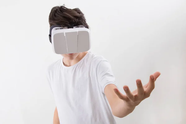 年轻男子的肖像 戴着白色的虚拟现实眼镜 — 图库照片