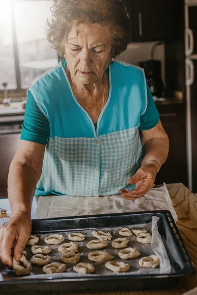 Karácsonyi Édességet Vagy Süteményt Készítő Hölgy Vagy Nagymama — Stock Fotó